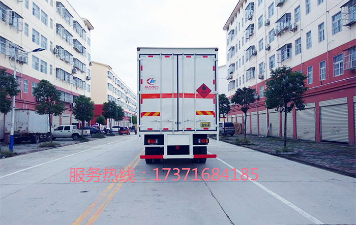 柳汽小三軸易燃液體廂式運(yùn)輸車