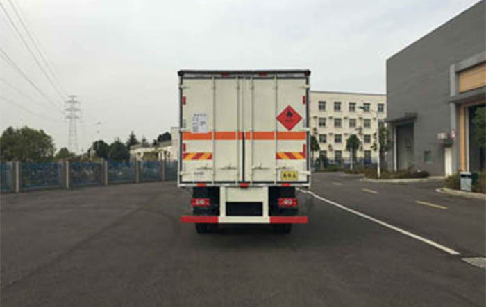 大運黃牌易燃液體廂式運輸車