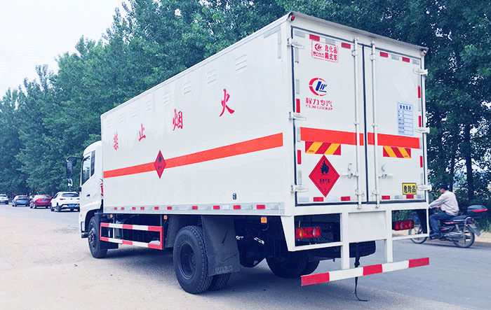 東風(fēng)黃牌易燃液體廂式運(yùn)輸車