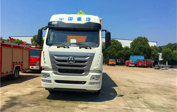 重汽黃牌易燃液體廂式運(yùn)輸車(chē)
