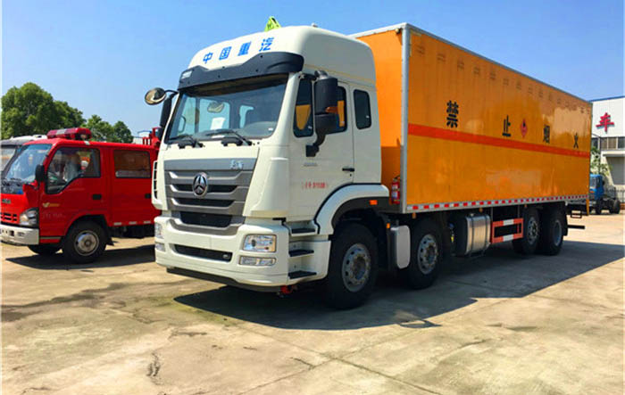 重汽黃牌易燃液體廂式運(yùn)輸車(chē)