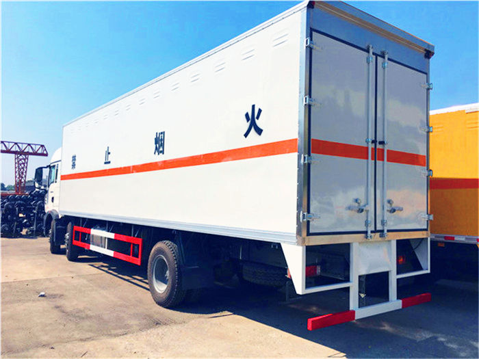 重汽黃牌易燃液體廂式運(yùn)輸車(chē)