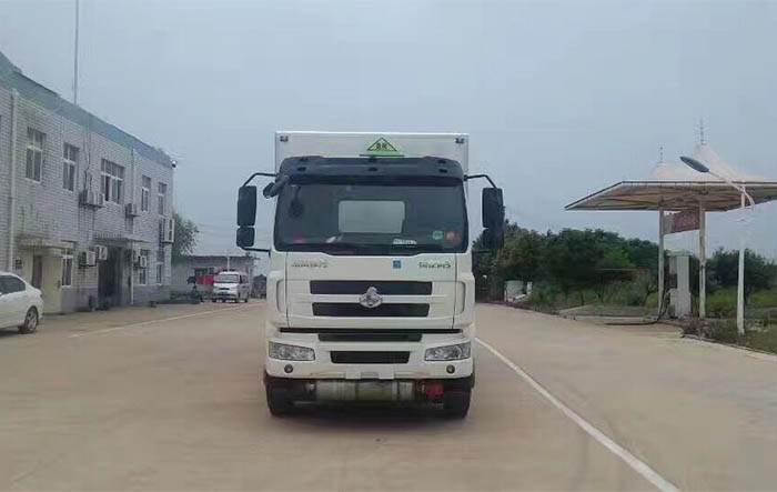 柳汽黃牌易燃液體廂式運輸車