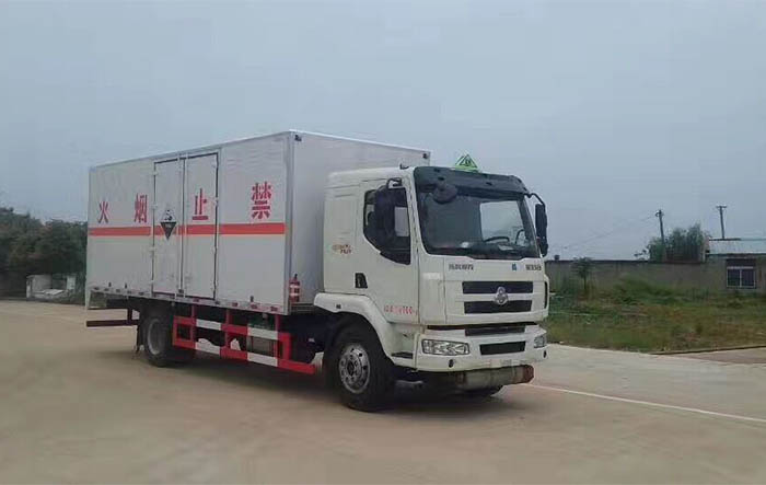 柳汽黃牌易燃液體廂式運輸車