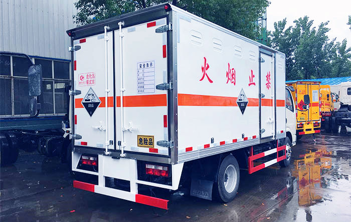 東風藍牌易燃液體廂式運輸車