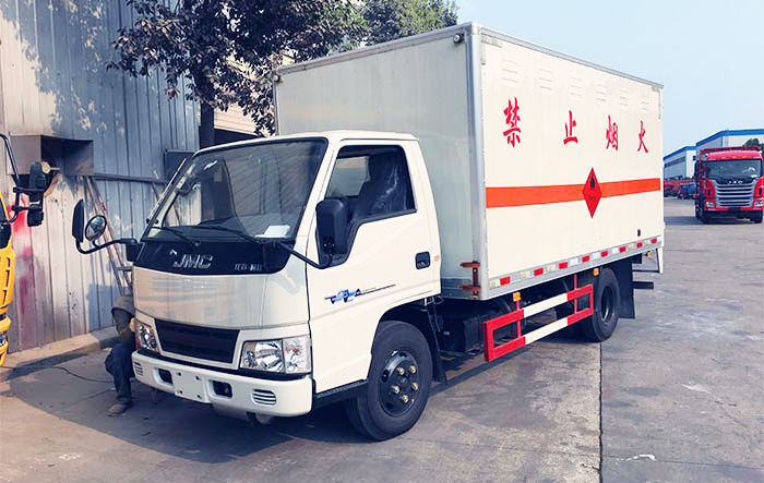 江鈴黃牌易燃液體廂式運輸車