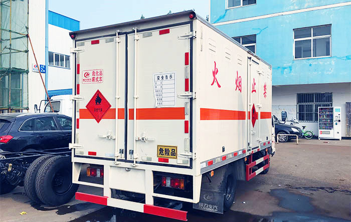 江鈴黃牌易燃液體廂式運輸車