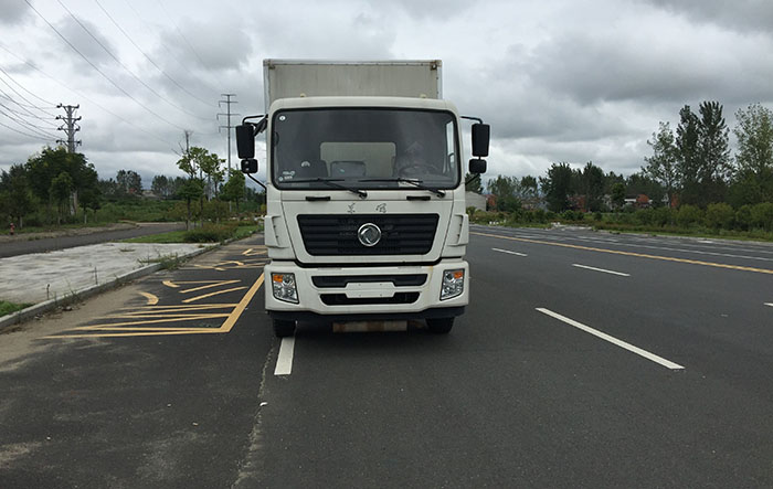 黃牌易燃液體廂式運輸車