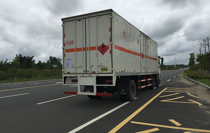 黃牌易燃液體廂式運輸車
