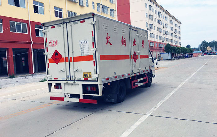 江鈴藍牌易燃液體廂式運輸車