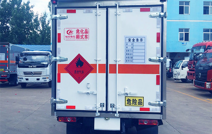 東風俊風藍牌易燃液體廂式運輸車
