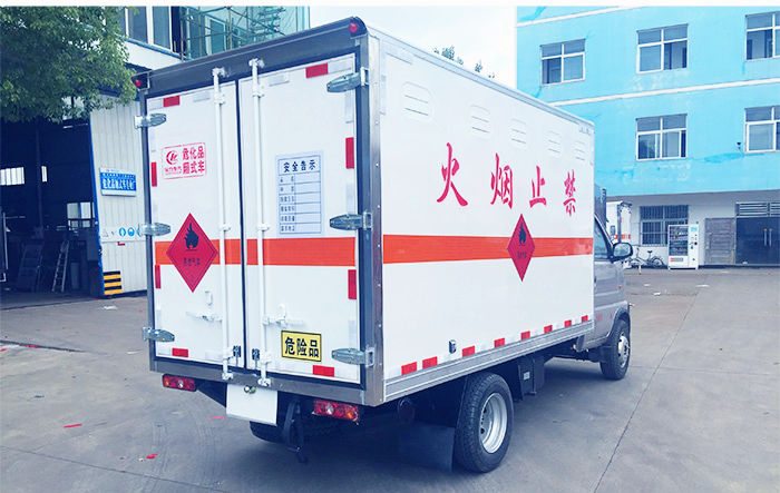東風俊風藍牌易燃液體廂式運輸車