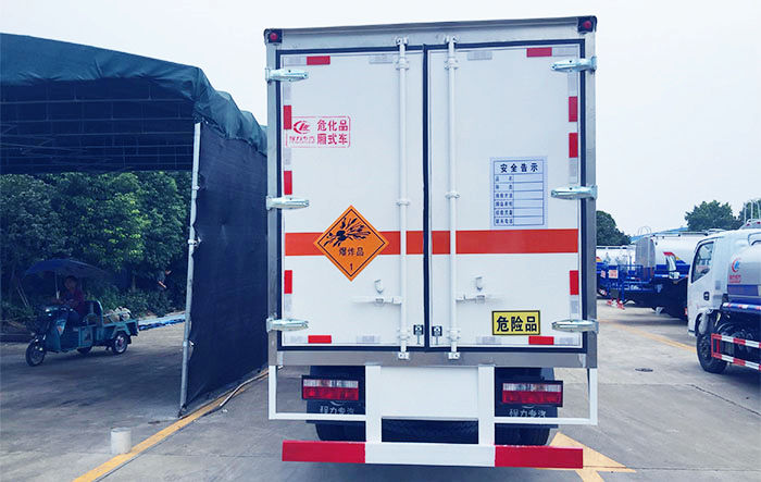 陜汽黃牌易燃液體廂式運輸車
