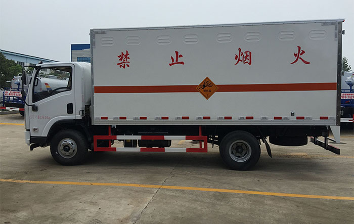 陜汽黃牌易燃液體廂式運輸車