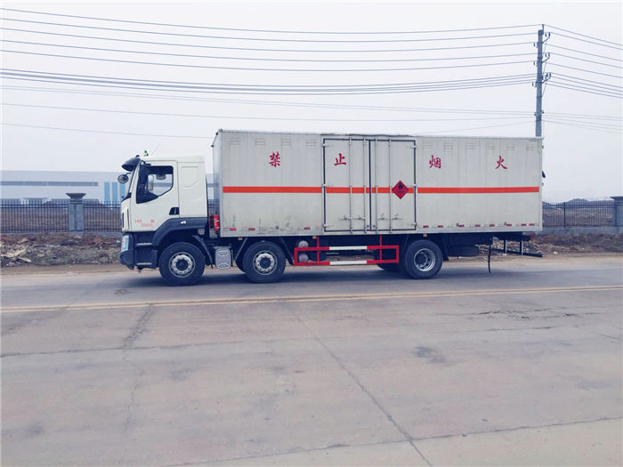 柳汽小三軸易燃液體廂式運(yùn)輸車