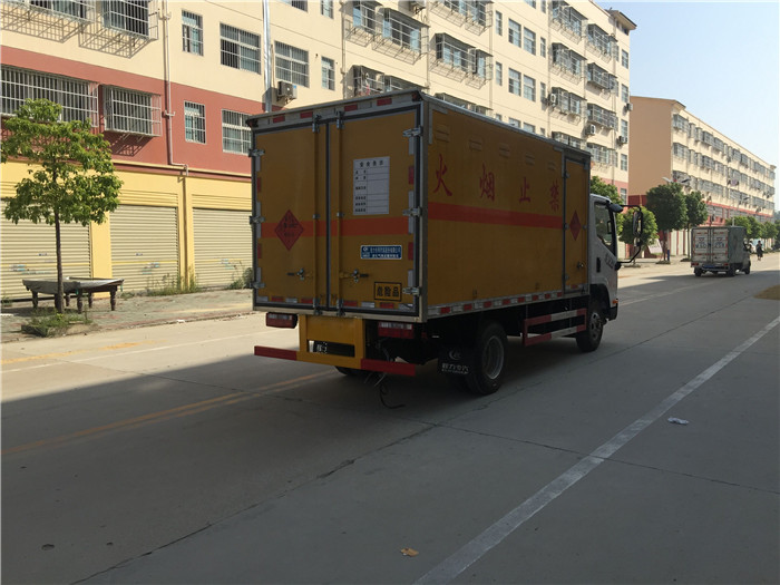 0.7噸解放民爆運輸車