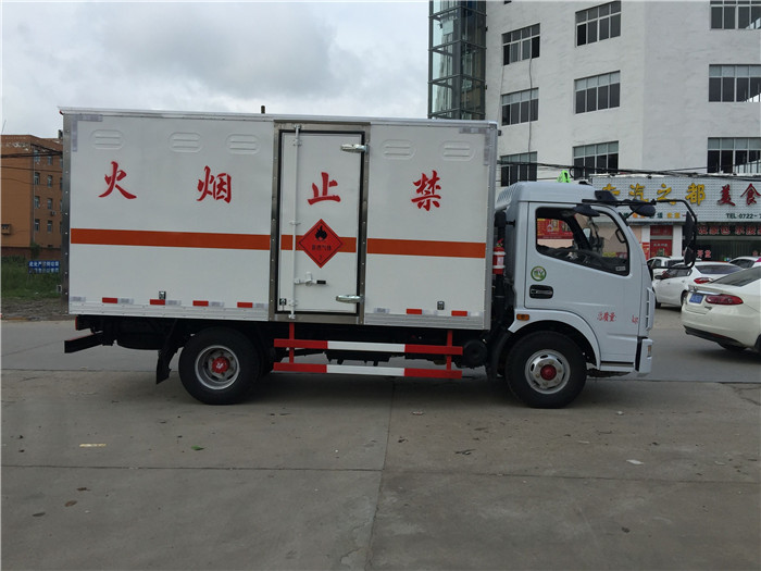 東風7噸民爆運輸車