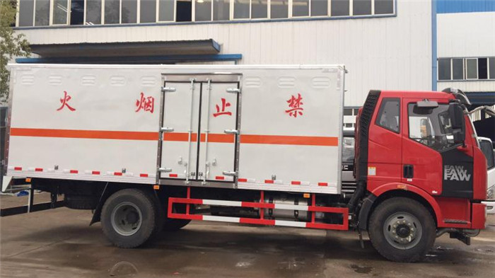 解放9.99噸民爆運(yùn)輸車