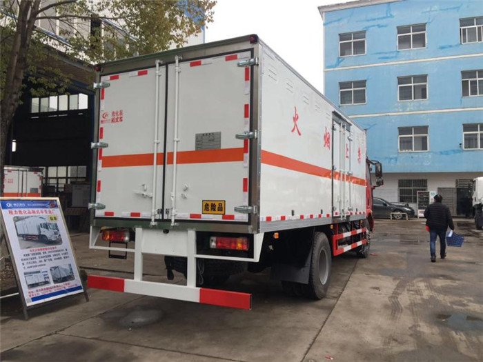 解放9.99噸民爆運(yùn)輸車