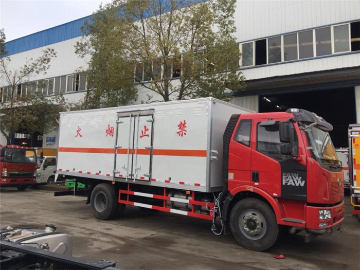 解放9.99噸民爆運(yùn)輸車