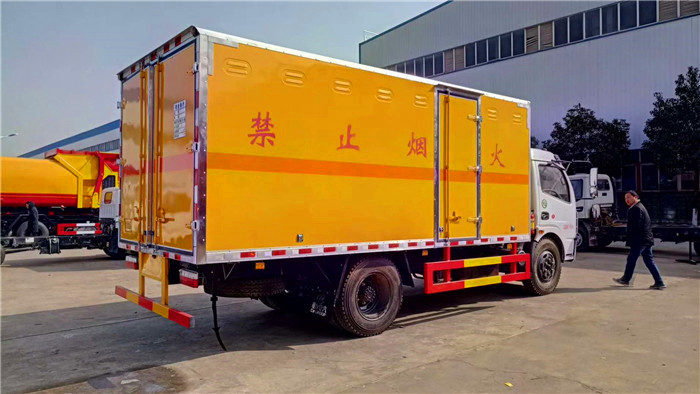 東風(fēng)危險(xiǎn)品箱式運(yùn)輸車(chē)6.7噸桶裝硫酸蒸餾水危險(xiǎn)品運(yùn)輸車(chē)
