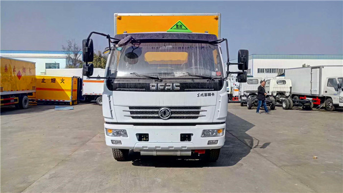 東風(fēng)危險(xiǎn)品箱式運(yùn)輸車(chē)6.7噸桶裝硫酸蒸餾水危險(xiǎn)品運(yùn)輸車(chē)