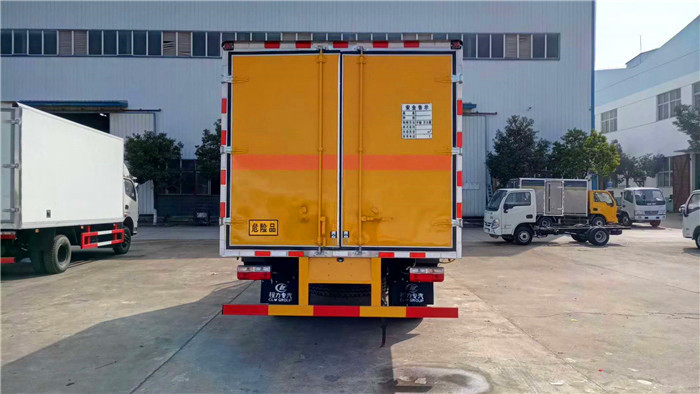 東風(fēng)危險(xiǎn)品箱式運(yùn)輸車(chē)6.7噸桶裝硫酸蒸餾水危險(xiǎn)品運(yùn)輸車(chē)
