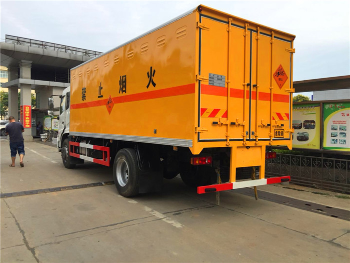 天錦危險品箱式運輸車9.8噸桶裝硫酸蒸餾水危險品運輸車