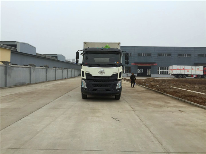 柳汽危險(xiǎn)品運(yùn)輸車14.6噸桶裝油漆蒸餾水危險(xiǎn)品運(yùn)輸車