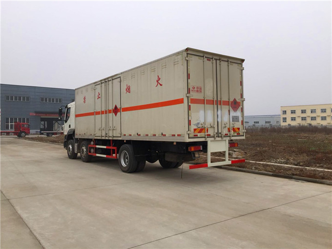 柳汽危險(xiǎn)品運(yùn)輸車14.6噸桶裝油漆蒸餾水危險(xiǎn)品運(yùn)輸車