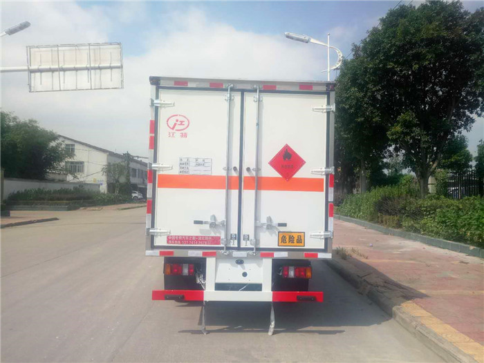 危險品箱式運輸車江鈴廢機油危險品箱式運輸車