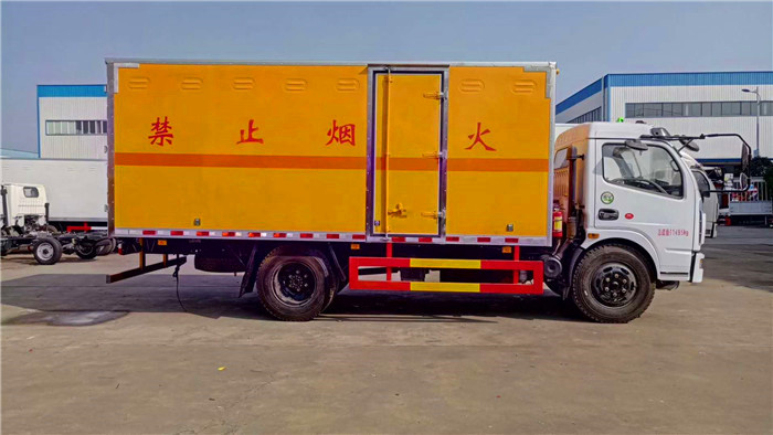 危險品箱式運輸車東風多利卡廢機油箱式運輸車