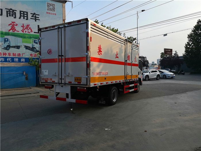 解放6.9噸危險廢棄物箱式運輸車