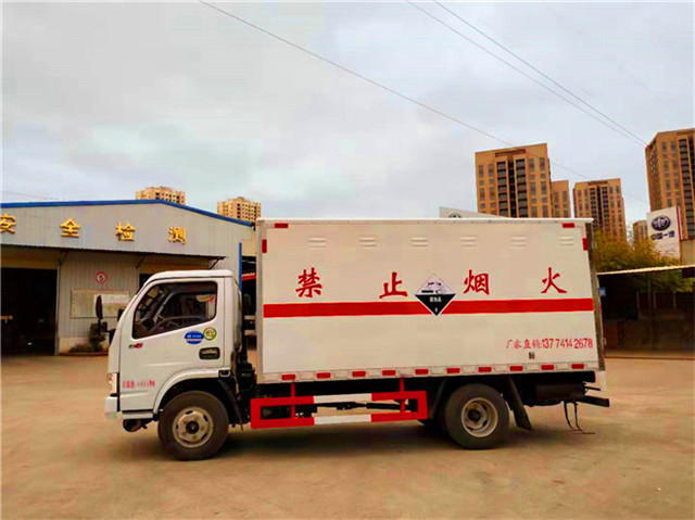 東風爆破器材運輸車 東風爆破器材運輸車