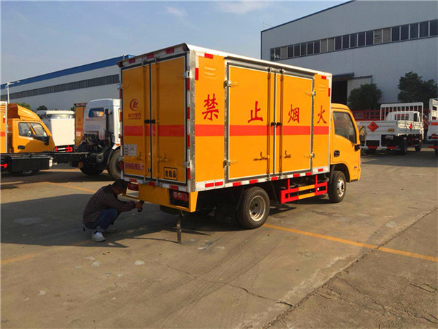 爆破器材運(yùn)輸車(chē) 爆破器材運(yùn)輸車(chē)