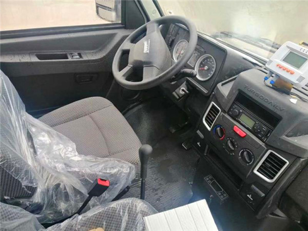 國六依維柯面包冷藏車