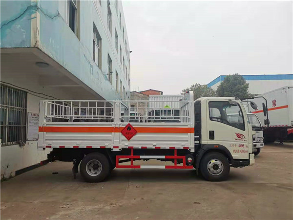 重汽高欄式氣瓶運(yùn)輸車 重汽高欄式氣瓶運(yùn)輸車
